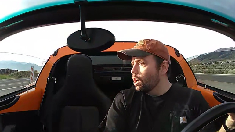 Ξεκόλλησε η οροφή της Lotus εν κινήσει!